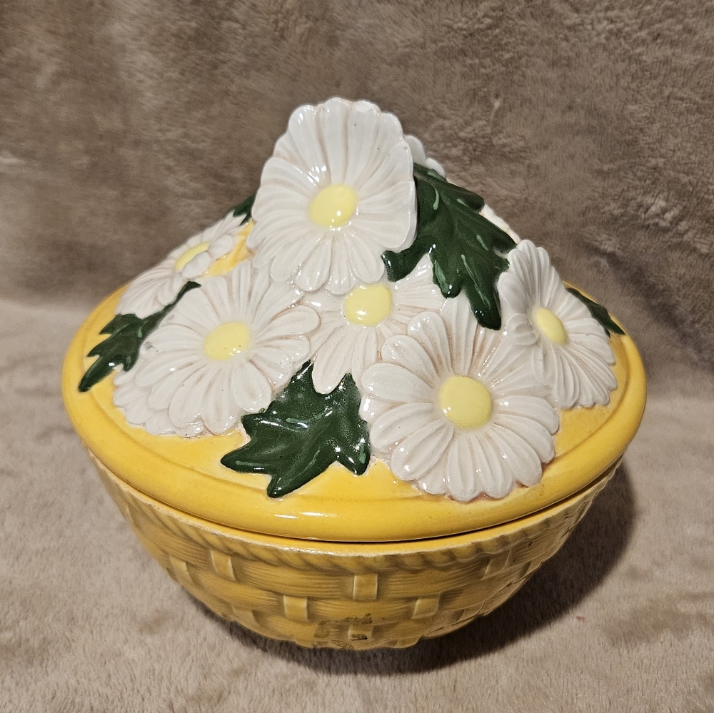 Vintage Hobbiest Ceramic Daisy Flowers in Weaved Basket